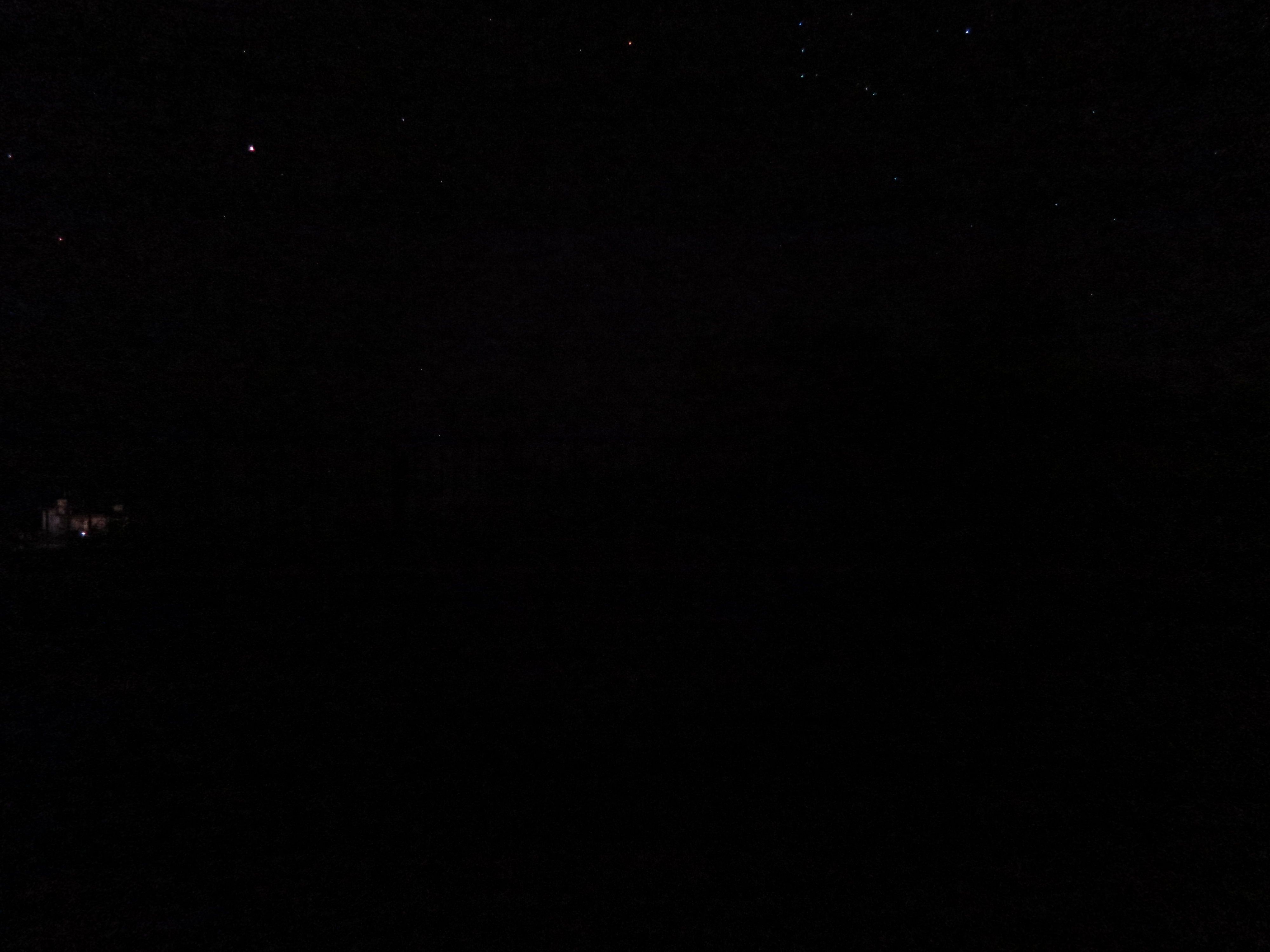 malam di bawah cahaya lampu jalan